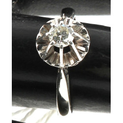 Bague en or gris 18 cts et platine, poin