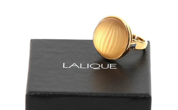 LALIQUE - Bague en cristal et plaqué or,