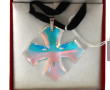 BACCARAT - Pendentif croix en cristal, s