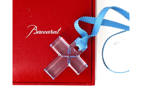 BACCARAT - Pendentif croix en cristal bl