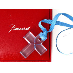 BACCARAT - Pendentif croix en cristal bl