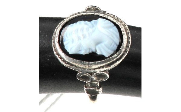 Bague en argent sertie d'un camée à prof