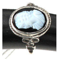 Bague en argent sertie d'un camée à prof