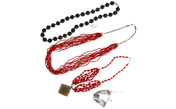 CHINE - Collier en perles de bois sculpt