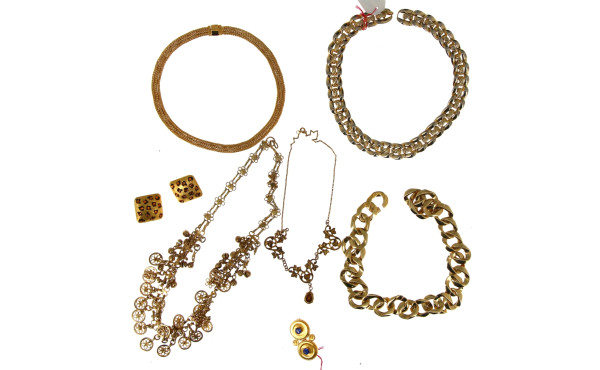 Lot de bijoux en métal doré : 4 colliers