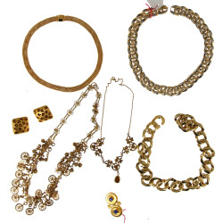 Lot de bijoux en métal doré : 4 colliers