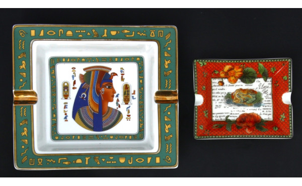 2 cendriers en porcelaine: une à décor é
