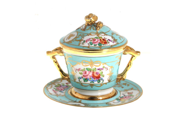 Bouillon couvert sur plateau servant en 