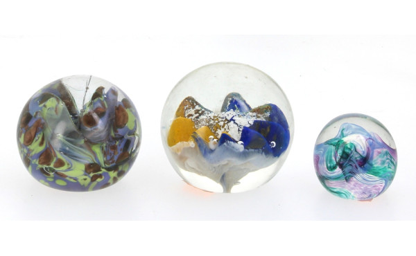 Trois boules presse-papier en verre dont