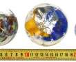 Trois boules presse-papier en verre dont