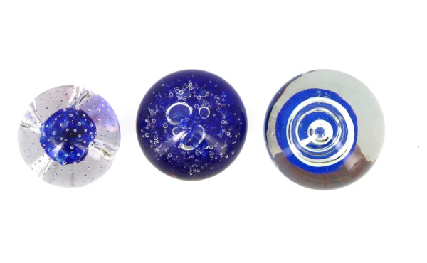 Trois boules presse-papier en verre