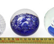 Trois boules presse-papier en verre