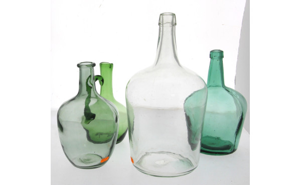 Lot comprenant un lot de bouteilles anci