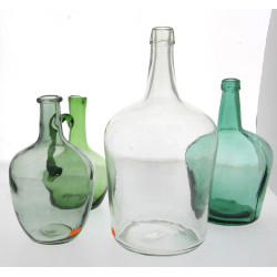 Lot comprenant un lot de bouteilles anci