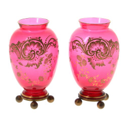 Paire de vases en verre rouge à décor do
