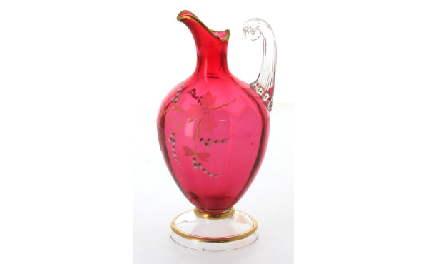 Carafe en verre rouge et or, anse en ver