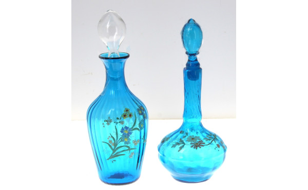 Deux carafes anciennes en verre bleu éma