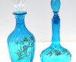 Deux carafes anciennes en verre bleu éma