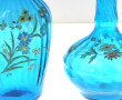 Deux carafes anciennes en verre bleu éma