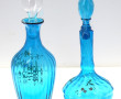 Deux carafes anciennes en verre bleu éma