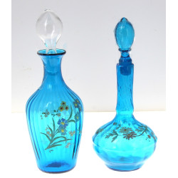 Deux carafes anciennes en verre bleu éma