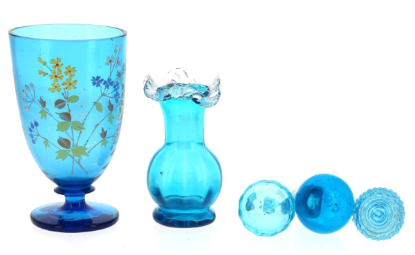 Verre en verre bleu à décor émaillé de f