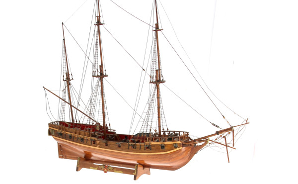 Maquette d'un galion en bois. Dim° socle