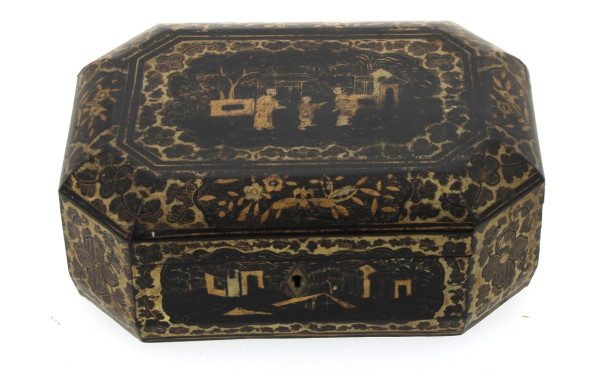 Coffret en bois laqué noir décor asiatiq