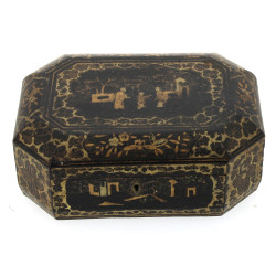 Coffret en bois laqué noir décor asiatiq
