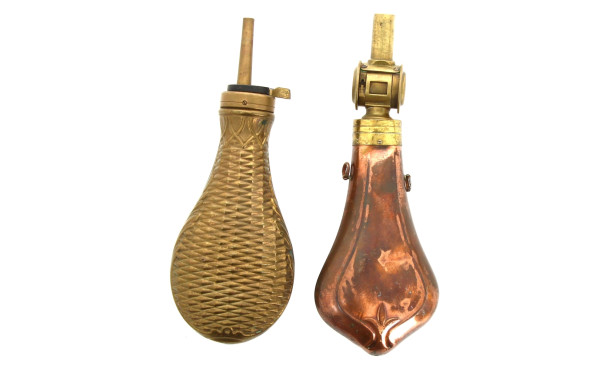 2 poires à poudre noire XIXe dont une av