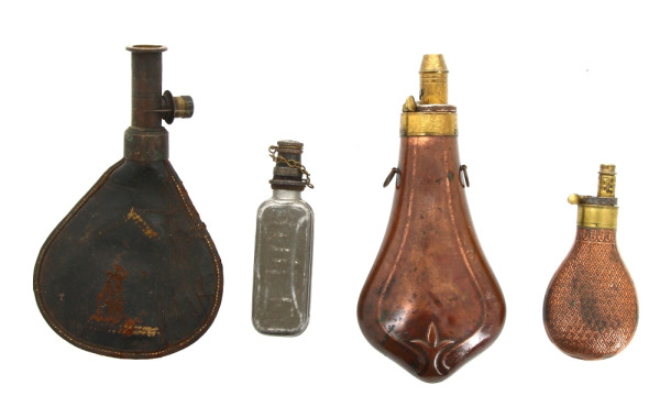 4 poire à poudre noire XIXe