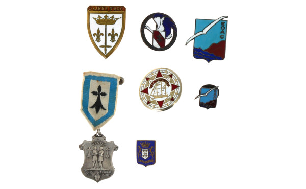 Lot d'insignes militaires et civiles