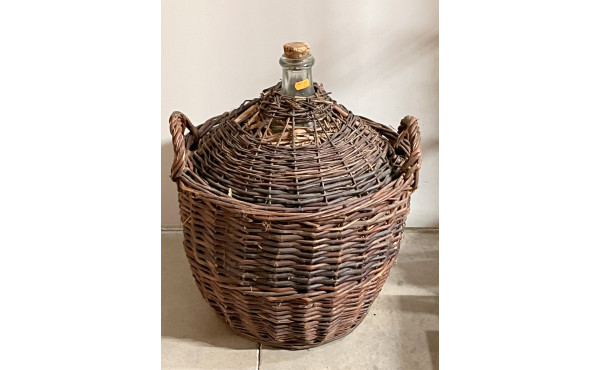 Vieille bonbonne à alcool avec sa vanner