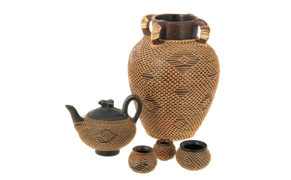 5 objets décoratifs en vannerie et terre
