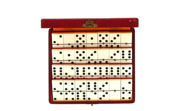 Jeu de dominos en écrin