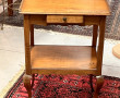 Petite table de chevet en bois fruitier 