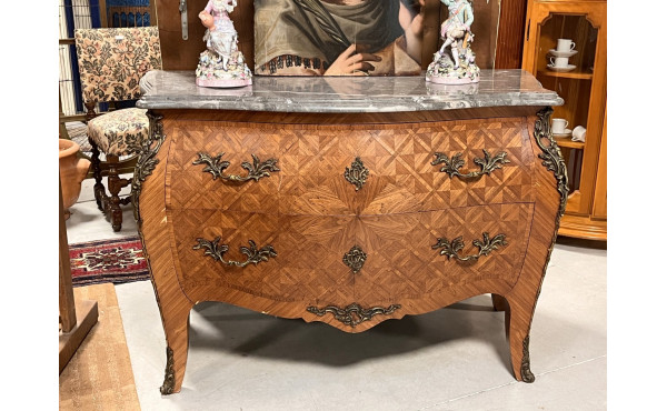 Commode de style Louis XV en placage et 