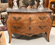 Commode de style Louis XV en placage et 