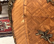 Commode de style Louis XV en placage et 