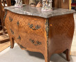 Commode de style Louis XV en placage et 