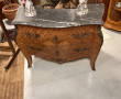Commode de style Louis XV en placage et 