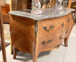 Commode de style Louis XV en placage et 