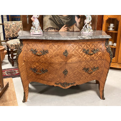 Commode de style Louis XV en placage et 