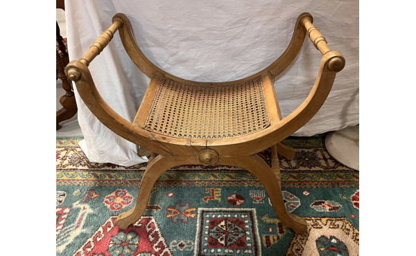 Fauteuil style curule à fond canné, trav