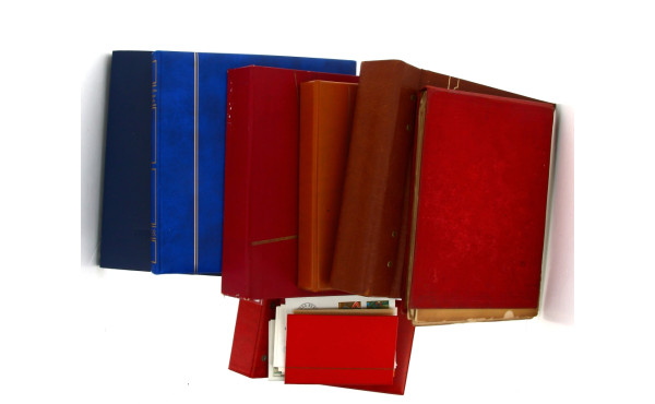 Lot comprenant un classeur Collection de