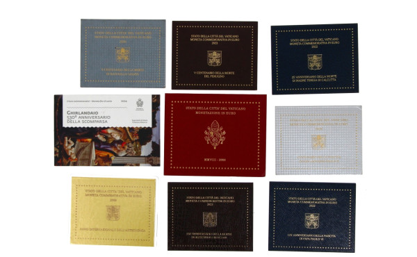 VATICAN - 8 coffrets de 2 euros + un cof