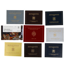 VATICAN - 8 coffrets de 2 euros + un cof