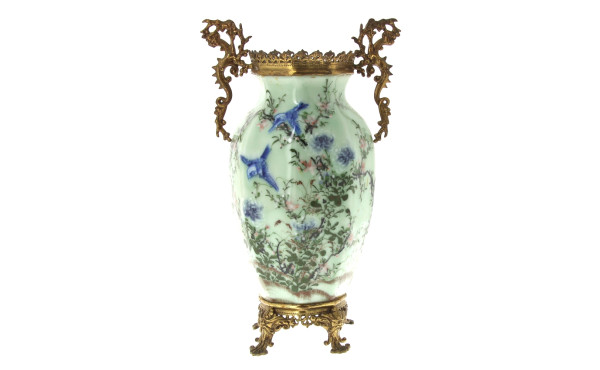 Vase en porcelaine à décor d'oiseaux et 
