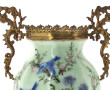 Vase en porcelaine à décor d'oiseaux et 