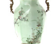 Vase en porcelaine à décor d'oiseaux et 